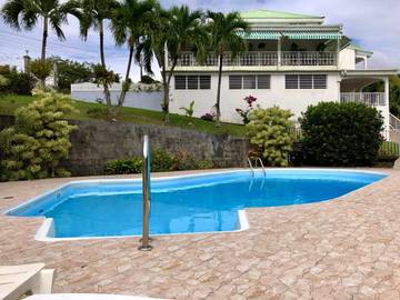 Gîte pour 4 personnes, avec jardin ainsi que piscine et vue à Les Abymes