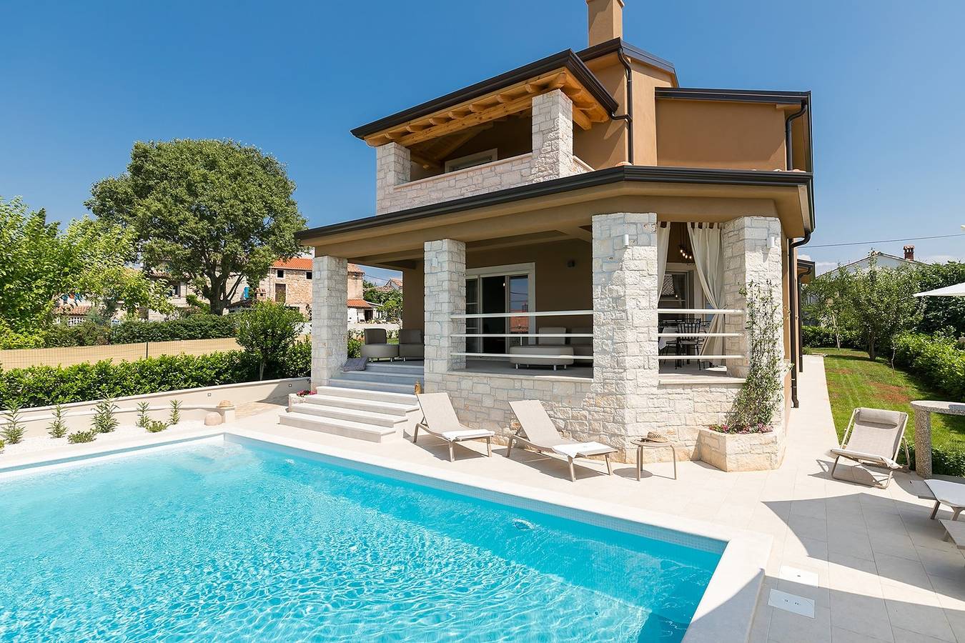 Komfortable neu erbaute Villa mit privatem Pool und Garten in einer ruhigen und friedlichen Umgebung in der Nähe von Porec, Haustiere erlaubt in Vizinada, Zentralistrien