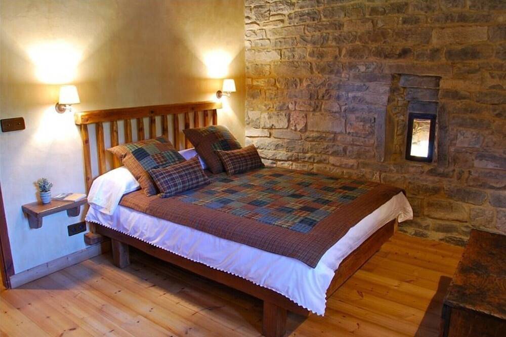 Erstaunlicher Verteidigungsturm aus dem 15. Jahrhundert in der Nähe des Nationalparks Ordesa in Oto, Broto