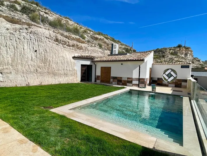 Chalet para 32 personas, con vistas además de piscina y jardín - 1