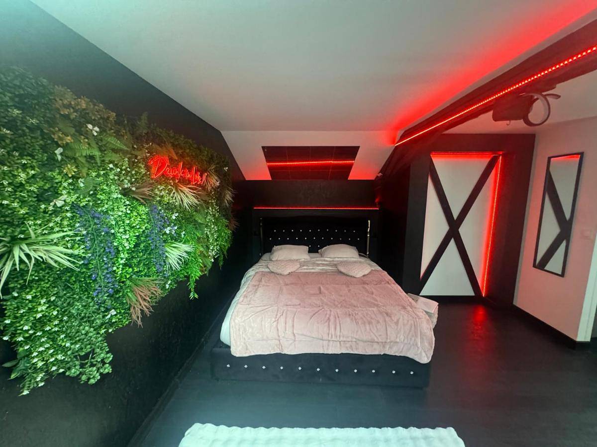Love room spa et bien etre avec jacuzzi et sauna in Cossé-le-Vivien, Mayenne