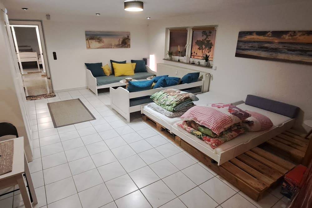 Ganze Wohnung, 2,5 Zimmer Wohnung mit Terrasse Nähe Phantasialand Eifel Therme mit Spielgeräten in Zülpich, Rheinland