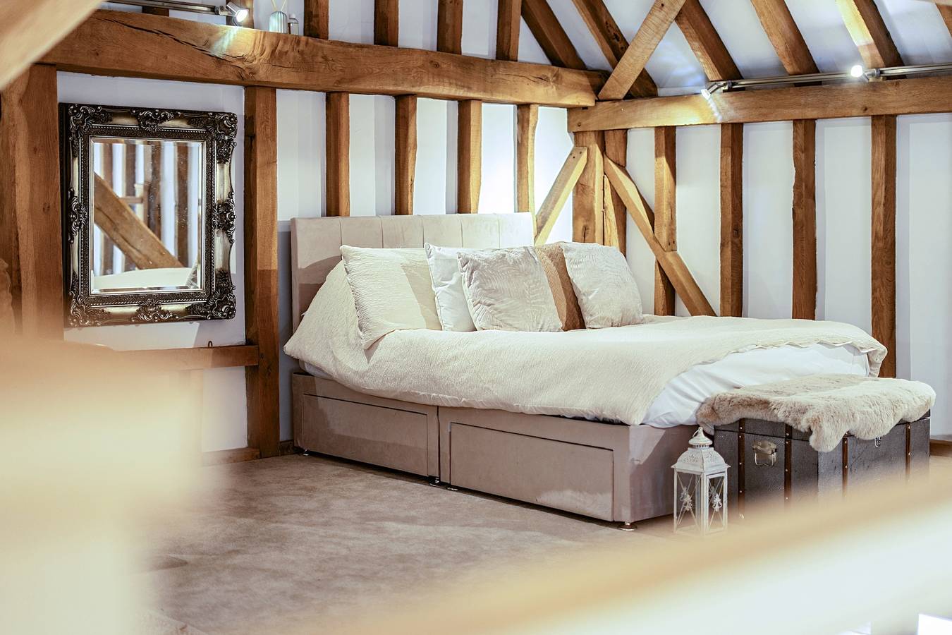 Barn - Sleeps 10 - Hot Tub - Parking in Salfords and Sidlow, Surrey