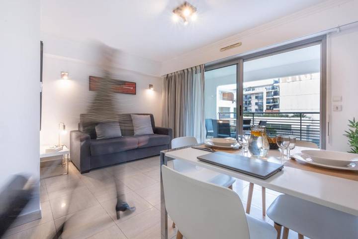 Location de vacances pour 6 personnes, avec piscine et sauna ainsi que terrasse et jacuzzi, animaux acceptés dans Port du Cros de cagnes - 3