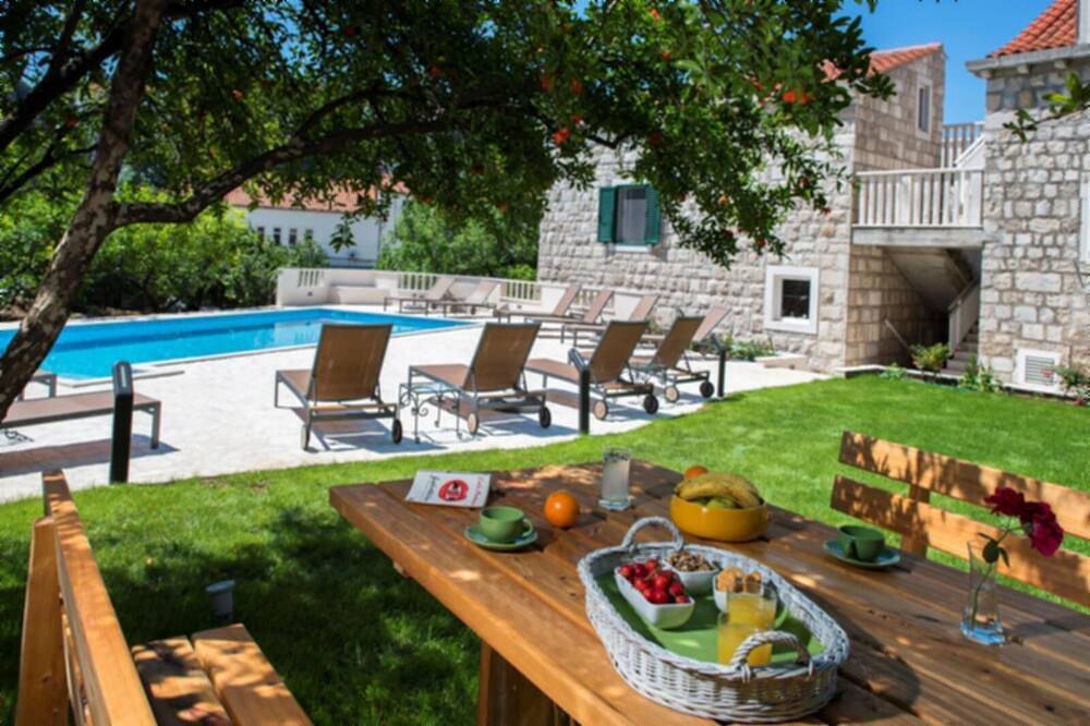 Twin bed room, 500 year old guesthouse with pool in Dubrovnik, Grad Dubrovnik