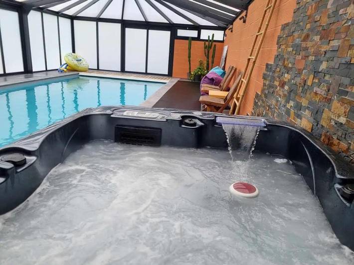 Location de vacances pour 4 personnes, avec jacuzzi et sauna ainsi que piscine et terrasse dans Beaurepaire-sur-Sambre