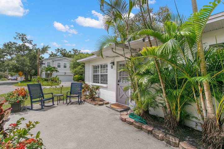 Vacation home for 4 people, with yard, kid friendly in Tampa