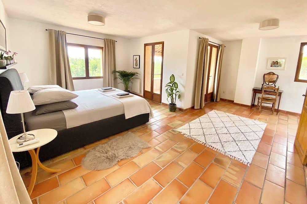 Peaceful 5 Bedroom Villa with a studio pool house and large pool. in Roquefort-les-Pins, Cannes region