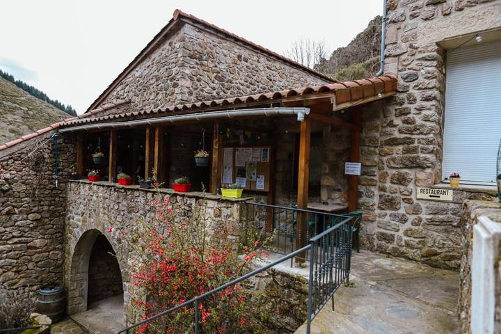 Hôtel pour 8 personnes, avec vue ainsi que jardin et terrasse à Saint-Laurent-les-Bains