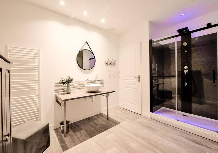 Gîte pour 2 personnes, avec piscine ainsi que jardin et vue à Livers-Cazelles - 4