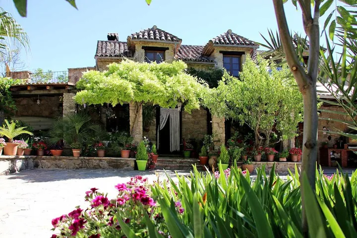 Casa rural para 6 personas, con jardín y jacuzzi además de sauna y piscina, Familias con niños - 1