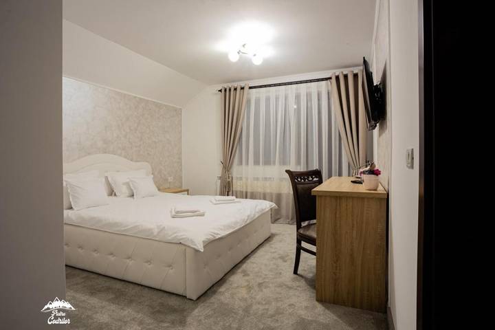 Gîte pour 2 personnes, avec terrasse ainsi que vue et jardin dans Dorna-Arini - 3