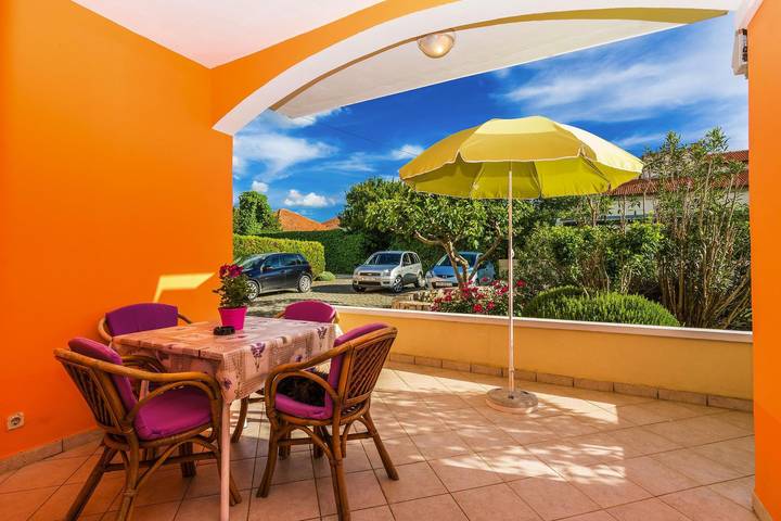 Ferienwohnung für 4 Personen, mit Pool und Garten sowie Terrasse, mit Haustier in Nin