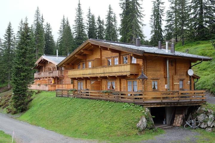 Ferienhaus für 10 Personen, mit Balkon und Whirlpool sowie Terrasse und Garten in Westendorf (Tirol)