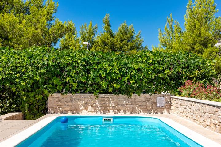 Ferienhaus für 6 Personen, mit Balkon/Terrasse und Garten sowie Pool in Makarska - 4