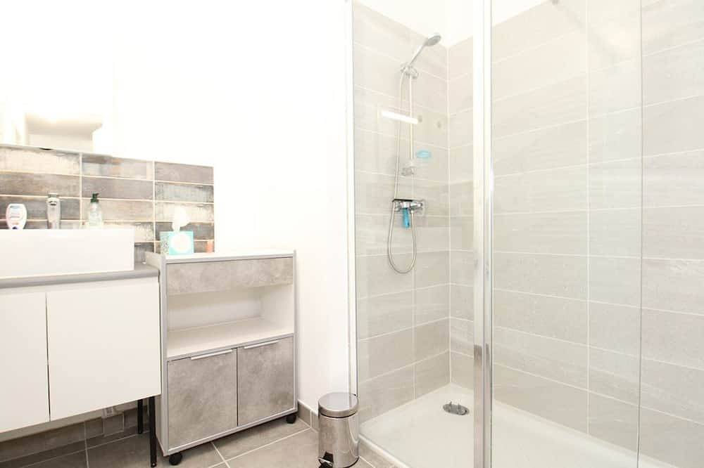 Entire apartment, Spacious 2-Room Apartment with Balcony, Parking, and Wifi in Balaruc-les-Bains in Balaruc-les-Bains, Côte d'Améthyste