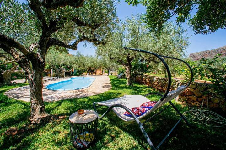 B&b per 3 persone, con giardino e piscina nonché terrazza e panorama a Castelluzzo