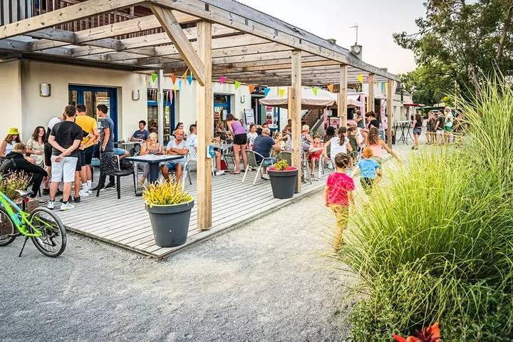 Mobil home pour 6 personnes, avec piscine et terrasse à Ambon - 2