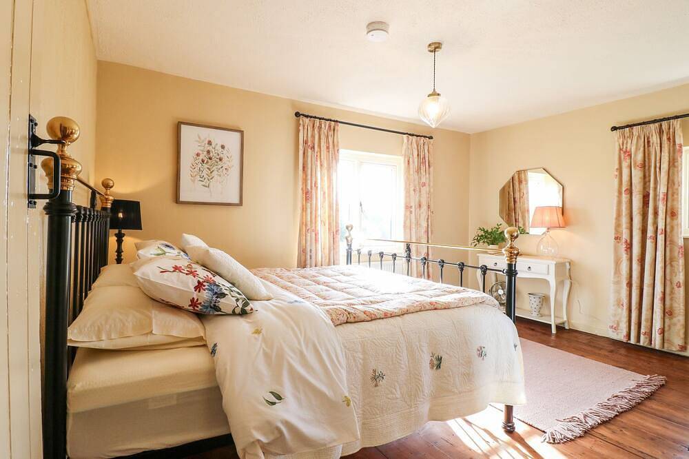Bluebell Cottage, family friendly, with open fire in Rugeley in Staffordshire