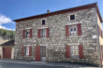 Gîte pour 13 personnes, avec jardin et terrasse à Saint-Anthème