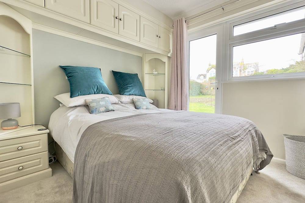 Sleeps 6 guests, ample driveway parking, front and rear gardens. Pets welcome in Padstow, Cornwall