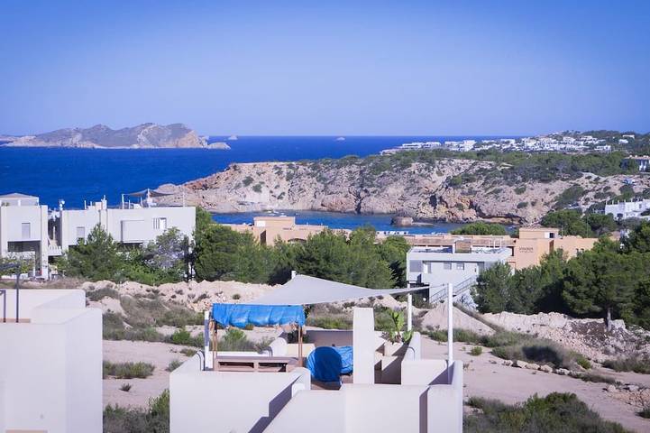 Holiday rental for 6 people, with pool and terrace as well as garden in Cala Tarida