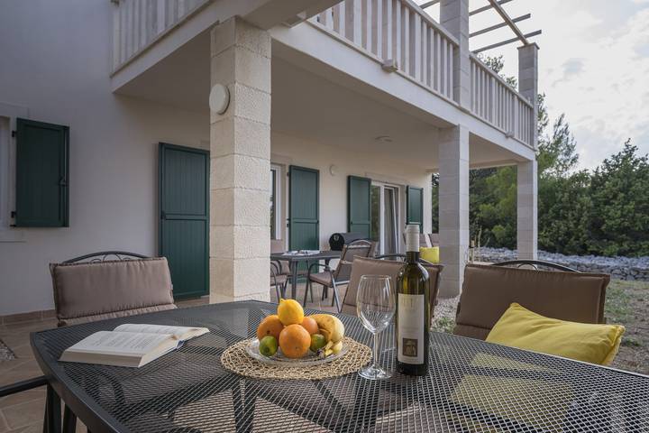 Villa pour 10 personnes, avec balcon/terrasse ainsi que terrasse et piscine à Stari Grad - 2