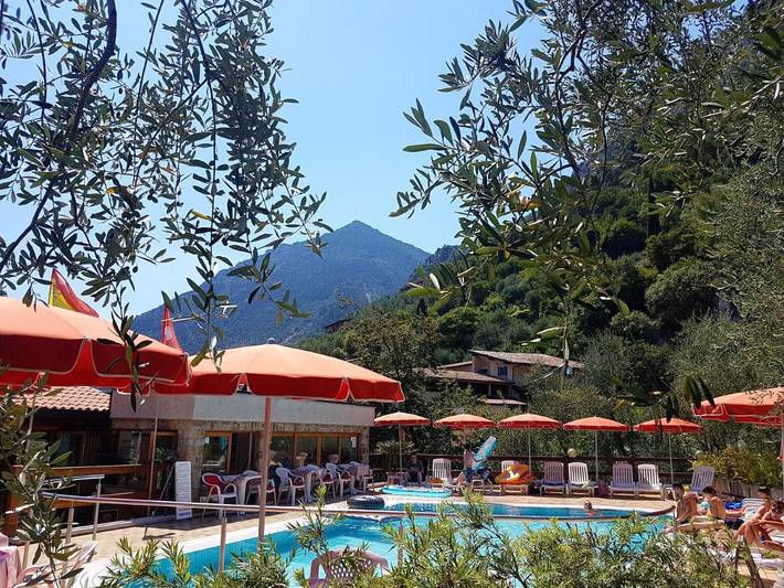 Appart’hôtel pour 3 personnes, avec Balcon et Terrasse ainsi que Jardin et Piscine à Limone sul Garda
