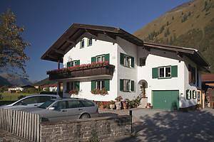 Ferienwohnung für 4 Personen, mit Balkon und Terrasse sowie Garten in Häselgehr