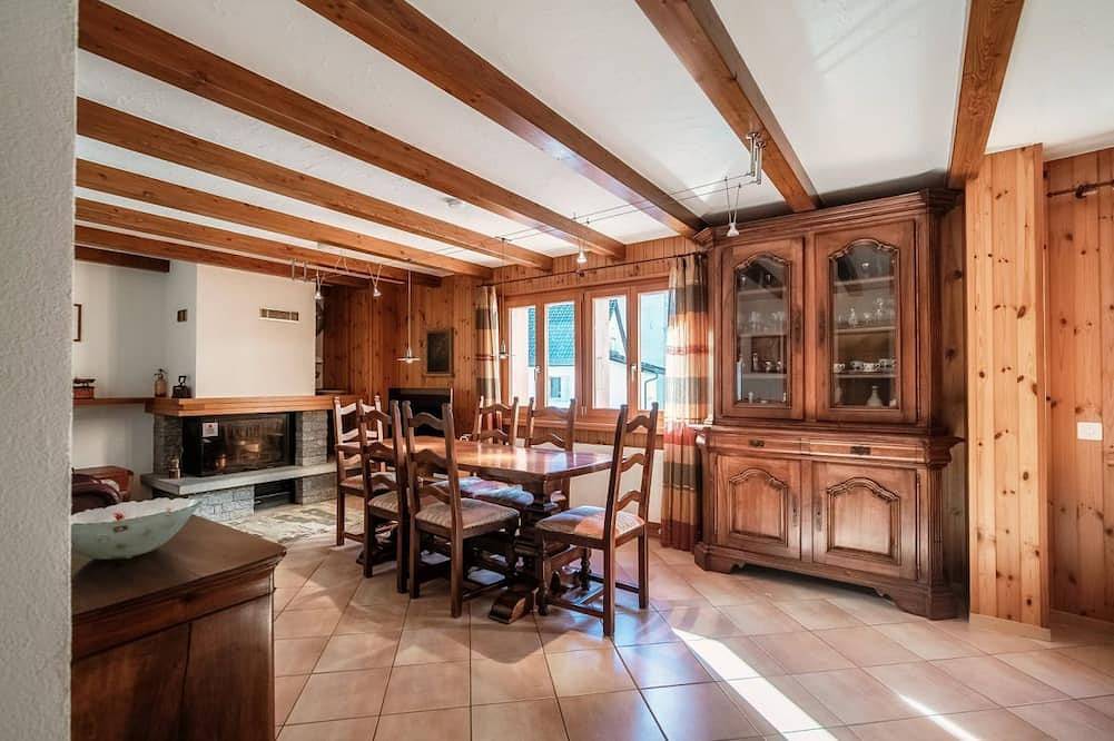 Ganze Wohnung, Apartment im Chalet-Stil zwischen Wandern und Bouldern (Chalet Nucleo 12) in Chironico, Tessiner Alpen