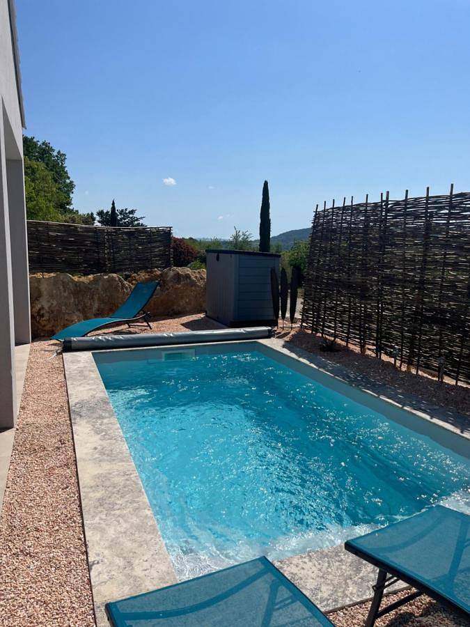 Location de vacances pour 4 personnes, avec jardin ainsi que piscine et vue à Puyvert - 2