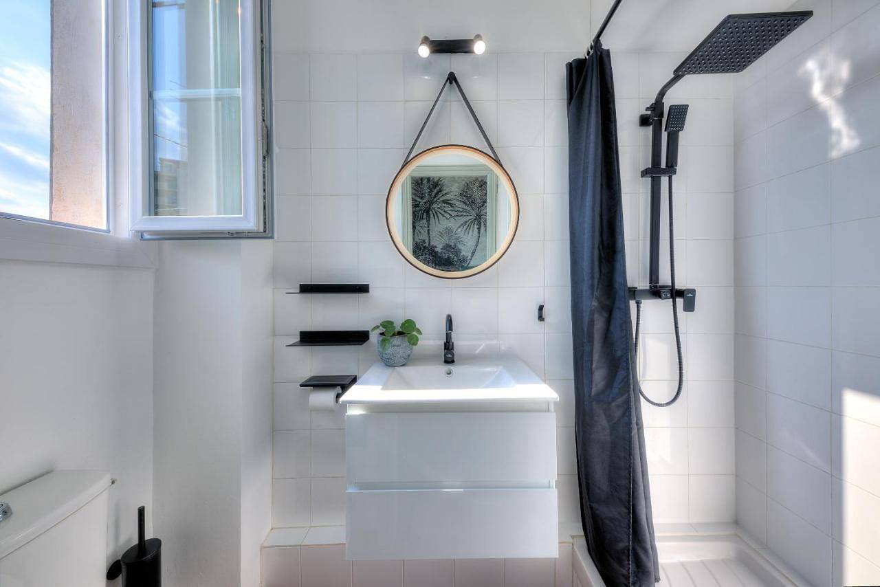 Single Room with Shared Shower and Toilet in Draguignan, Région de Draguignan