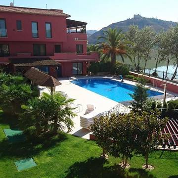 Gîte pour 4 personnes, avec balcon et vue sur le lac ainsi que vue et piscine à Mequinenza