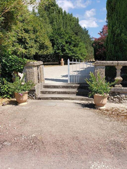 Appartement entier, One-Bedroom Apartment in Saintes, Région de Saintes