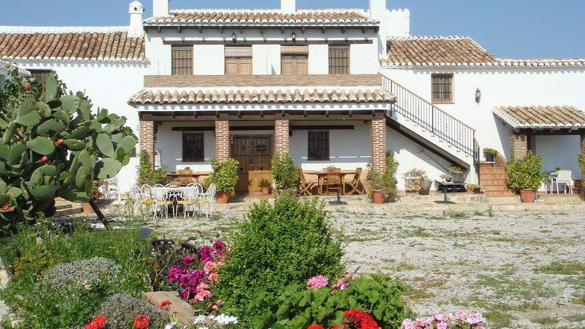Apartamento para 2 personas, con terraza además de piscina y jardín en Alfarnatejo
