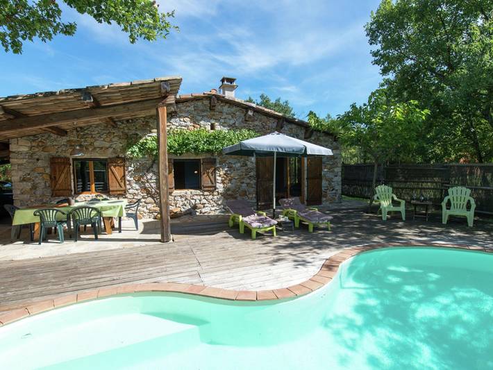 Location de vacances pour 4 personnes, avec jardin ainsi que piscine et terrasse, animaux acceptés à Saint-Alban-Auriolles