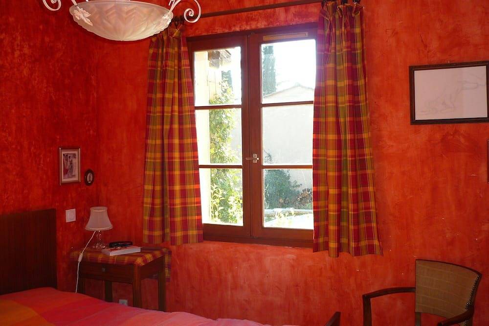 Pretty quiet villa with beautiful pool and garden in Uzès in Uzès, Nimes region