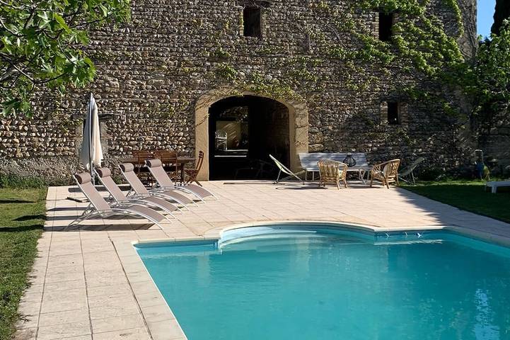 Location de vacances pour 9 personnes, avec jardin et terrasse à Saint-Roman-de-Malegarde