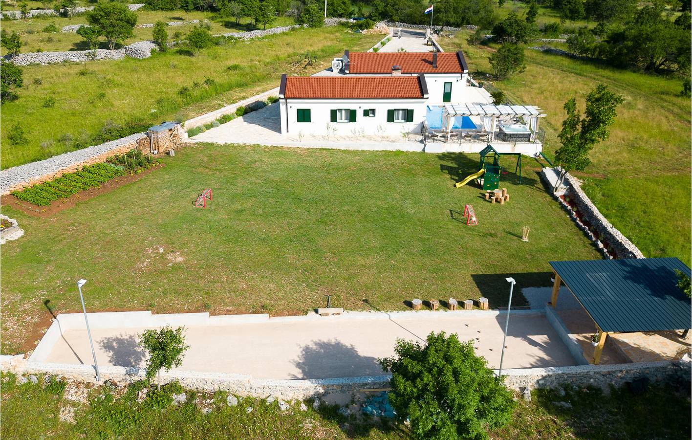 Geräumige 150 m² große Wohnung mit beheiztem Pool und Terrasse – der perfekte Rückzugsort! in Makarska Riviera