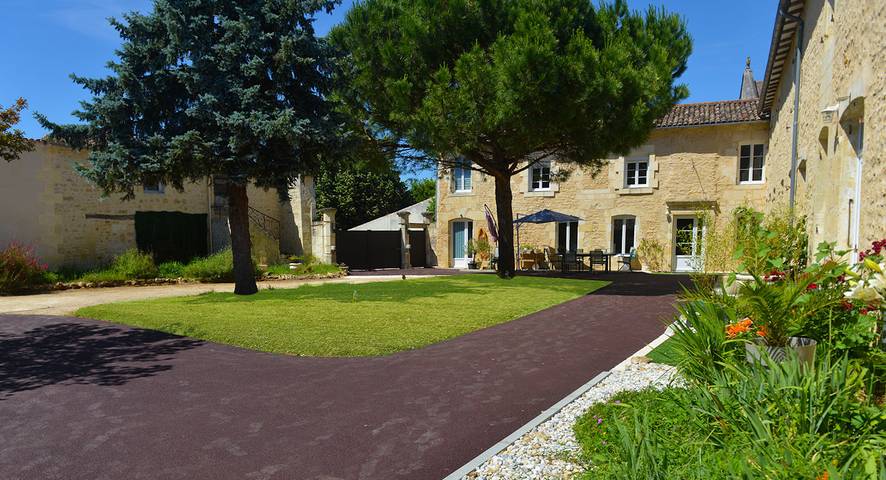 Gîte pour 2 personnes, avec terrasse ainsi que jardin et piscine