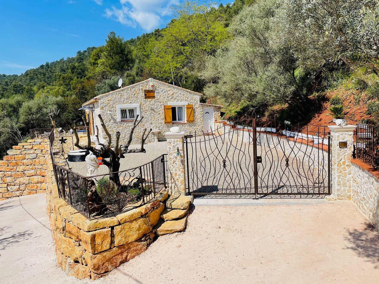 Villa "Les Alloes" in Le Luc, Draguignan Region