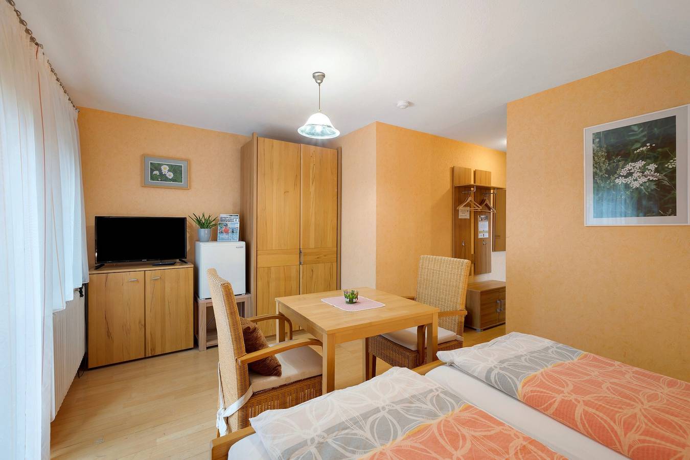 Ganzes Studio, Zimmer 'Doppelzimmer Gänseblümchen' mit Privatterrasse, Gemeinschaftsgarten und Wi-Fi in Elzach, Mittlerer Schwarzwald