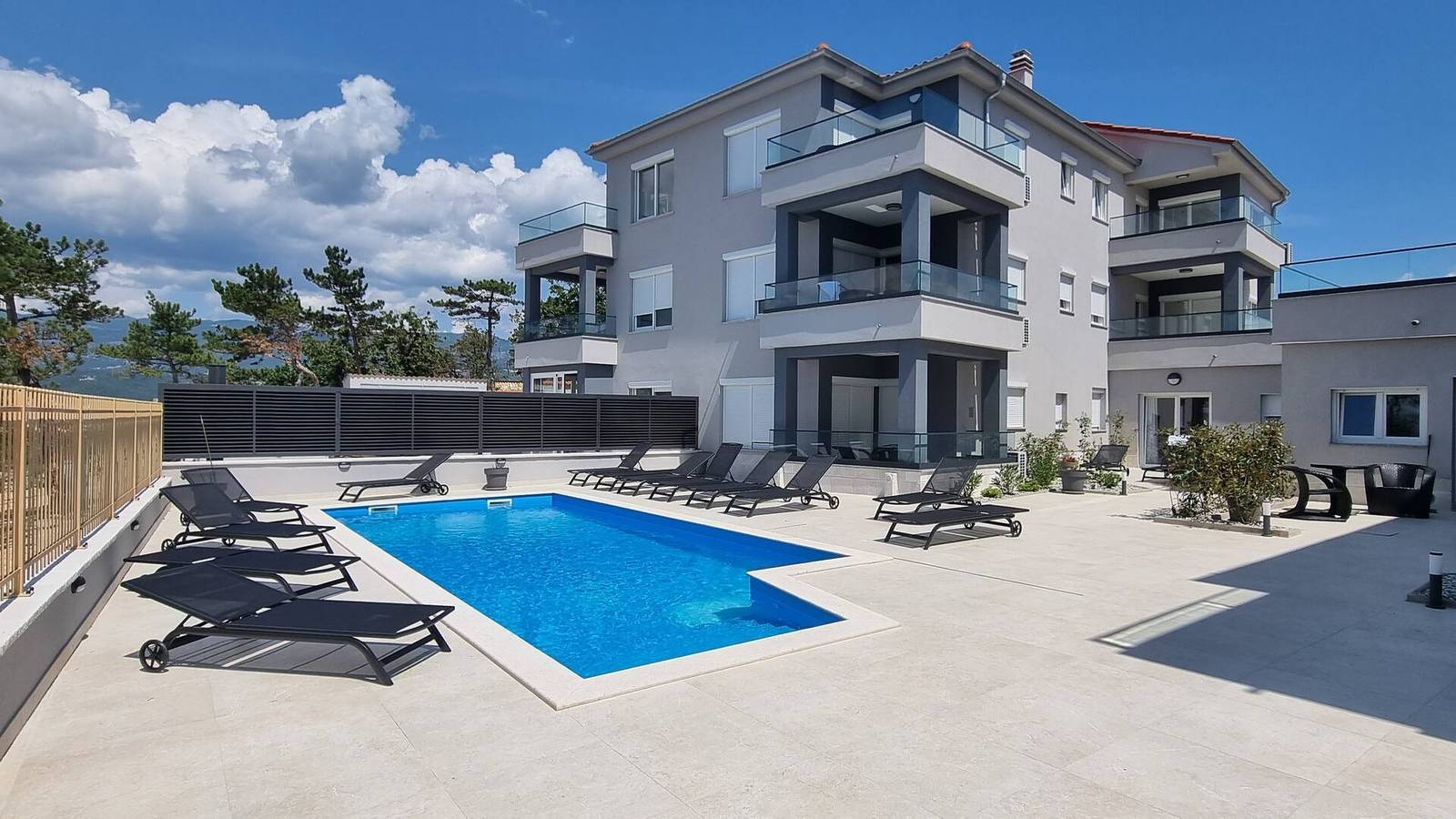 Ganze Wohnung, Luxusapartment Punta Silo - 30 m vom Meer entfernt, Meerblick, Swimmingpool, Außendusche, Smart-Tv, Waschraum, privater Parkplatz in Silo (Krk), Krk