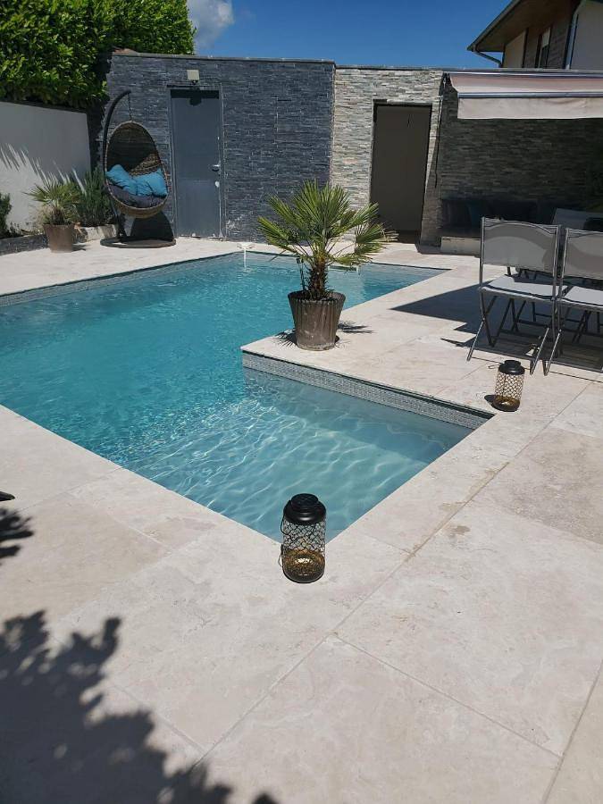 Location de vacances pour 4 personnes, avec piscine ainsi que vue et jardin à Poisy - 3
