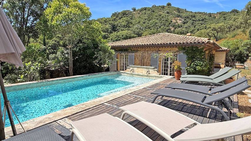 Appartement de vacances pour 12 personnes, avec sauna ainsi que piscine et jardin, adapté aux familles à Grimaud