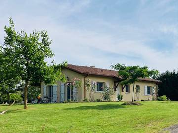 Gîte pour 6 personnes, avec balcon ainsi que jardin et piscine à Larée
