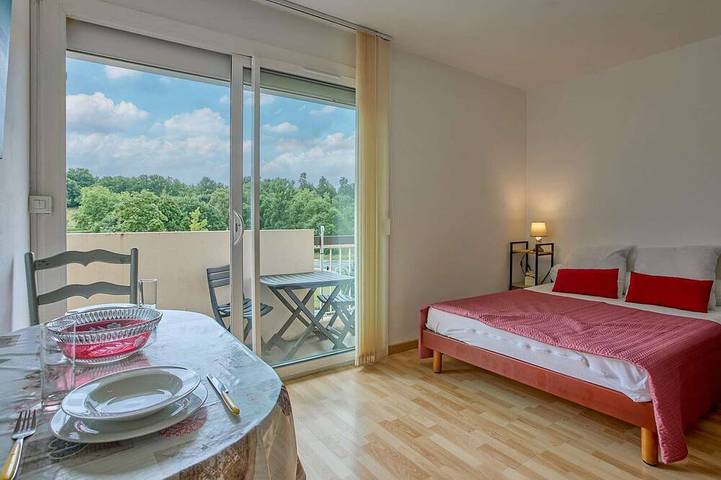 Ganze Wohnung, Renoviertes Studio für 2, nahe Uby-See, Haustiere erlaubt, Parkplatz in Cazaubon, Gers