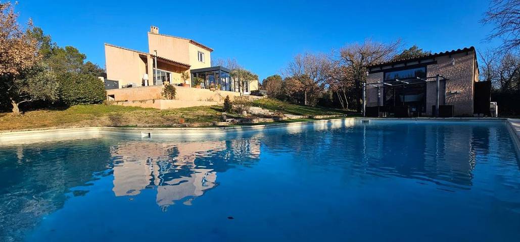 Location de vacances pour 12 personnes, avec vue ainsi que jardin et piscine, animaux acceptés à Tourves - 2