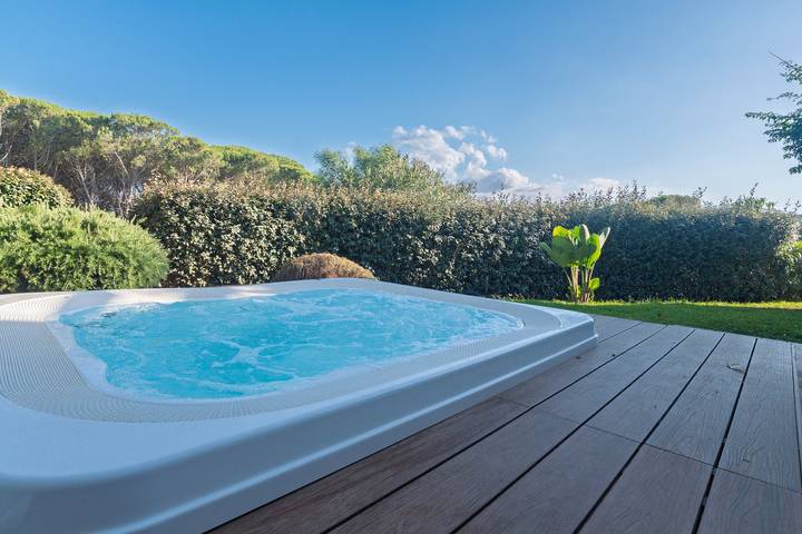Location de vacances pour 4 personnes, avec jacuzzi ainsi que balcon et jardin à Arzachena - 2