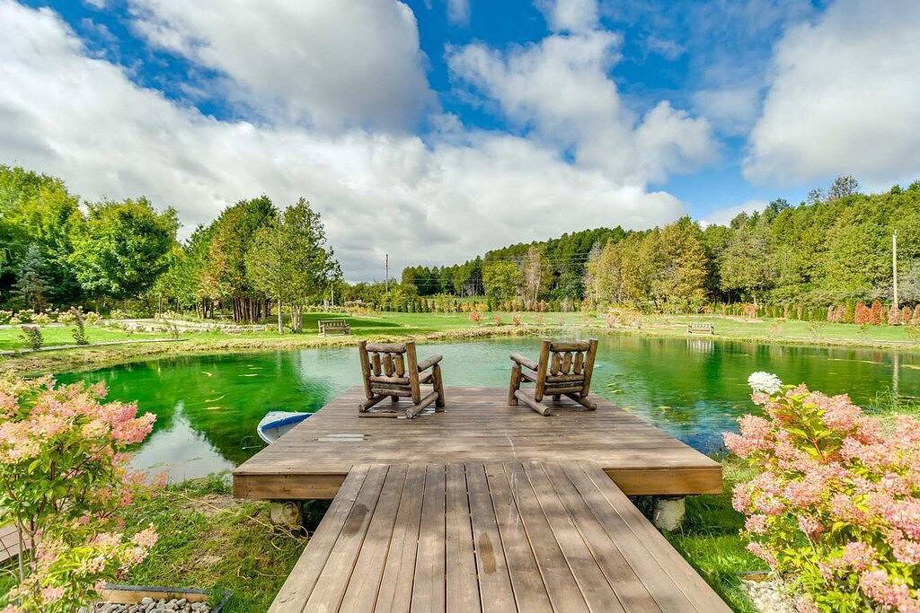 Large Estate with Luxury Collection of Amenities  in Ontario